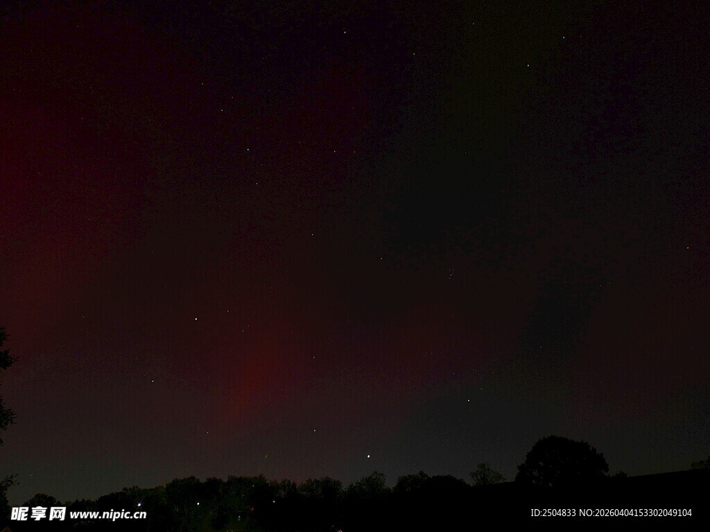 夜空下的绚烂霞光