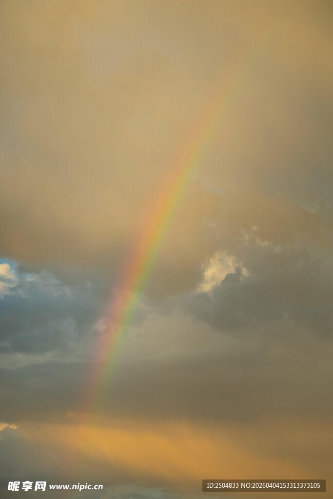 天空中绚丽的彩虹美景