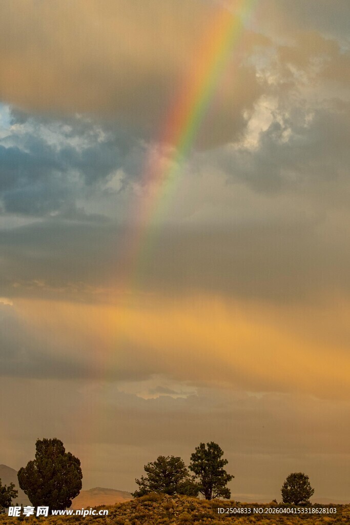 夕阳下的绚丽彩虹景观
