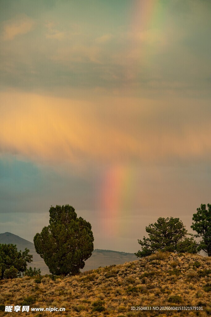 山间彩虹美景