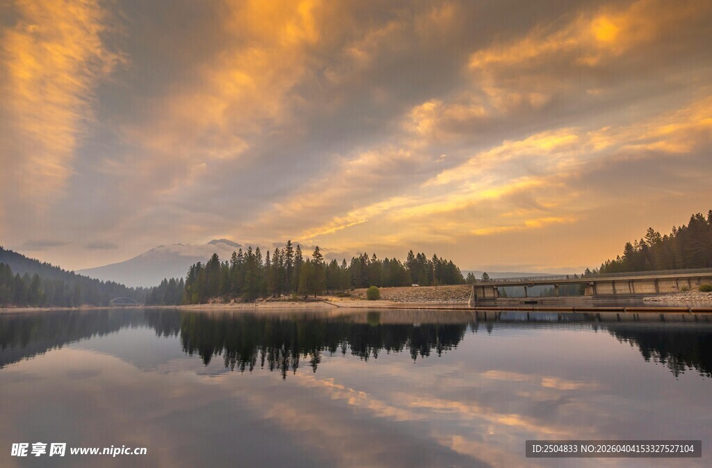 湖畔绝美日落风光