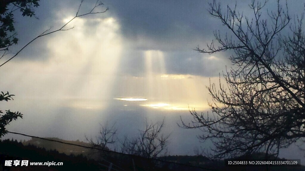 阳光穿透云层洒向大地