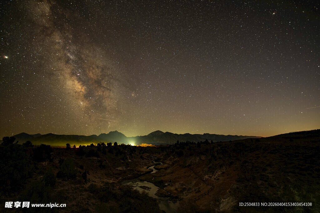 星空下的山峦夜景