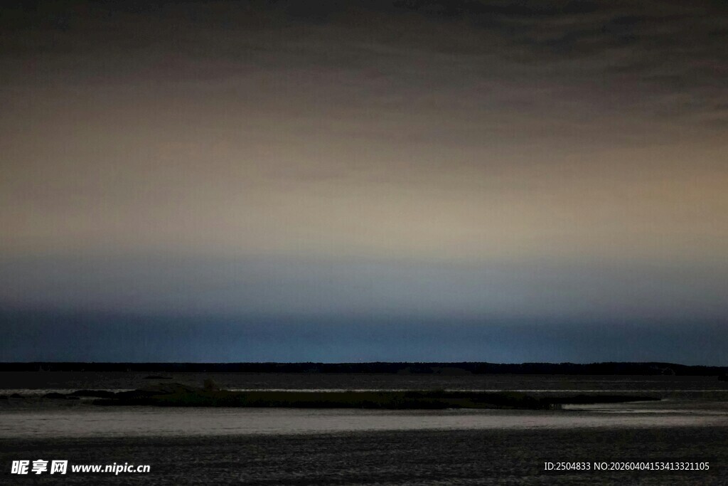 海边暮色中的朦胧景致