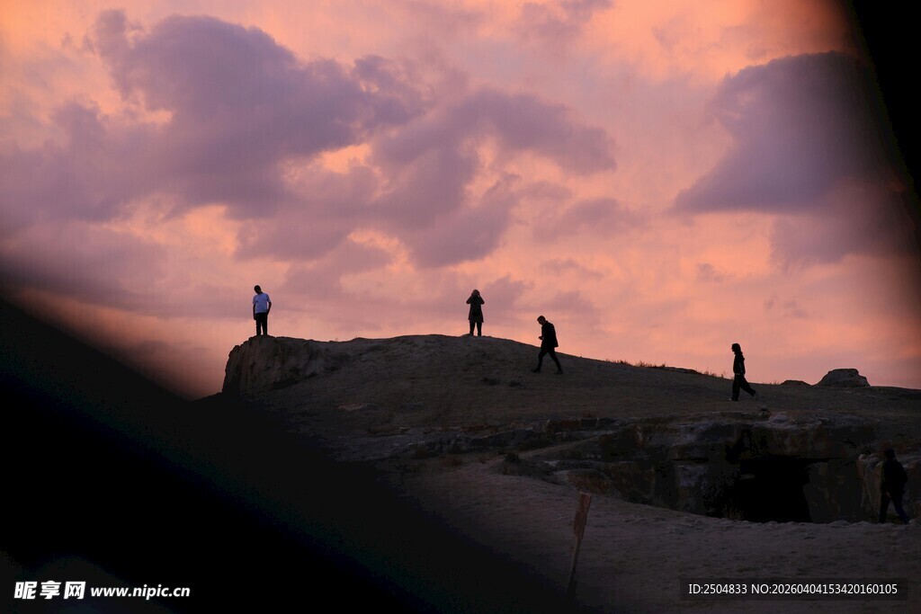 夕阳下的山顶漫步身影