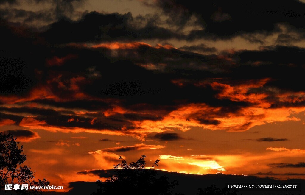 壮丽晚霞下的天空美景