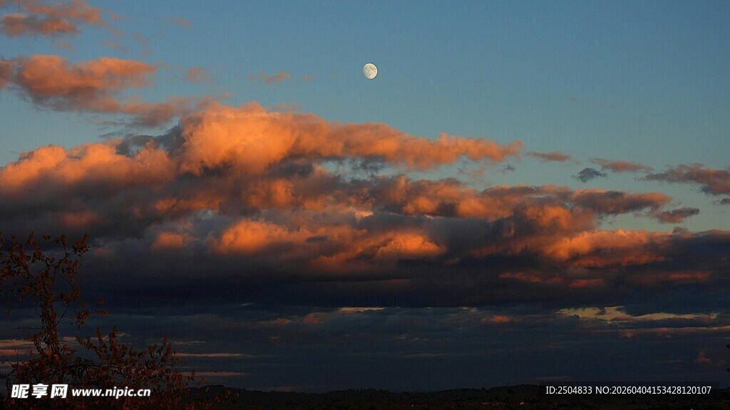 夕阳下的云霞与月亮
