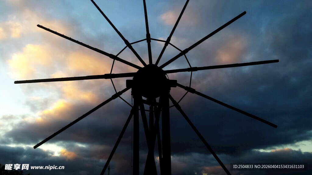 夕阳下的风车剪影