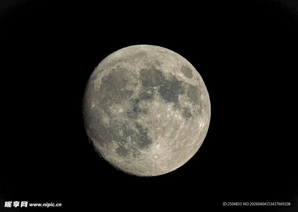 夜空中的明亮满月