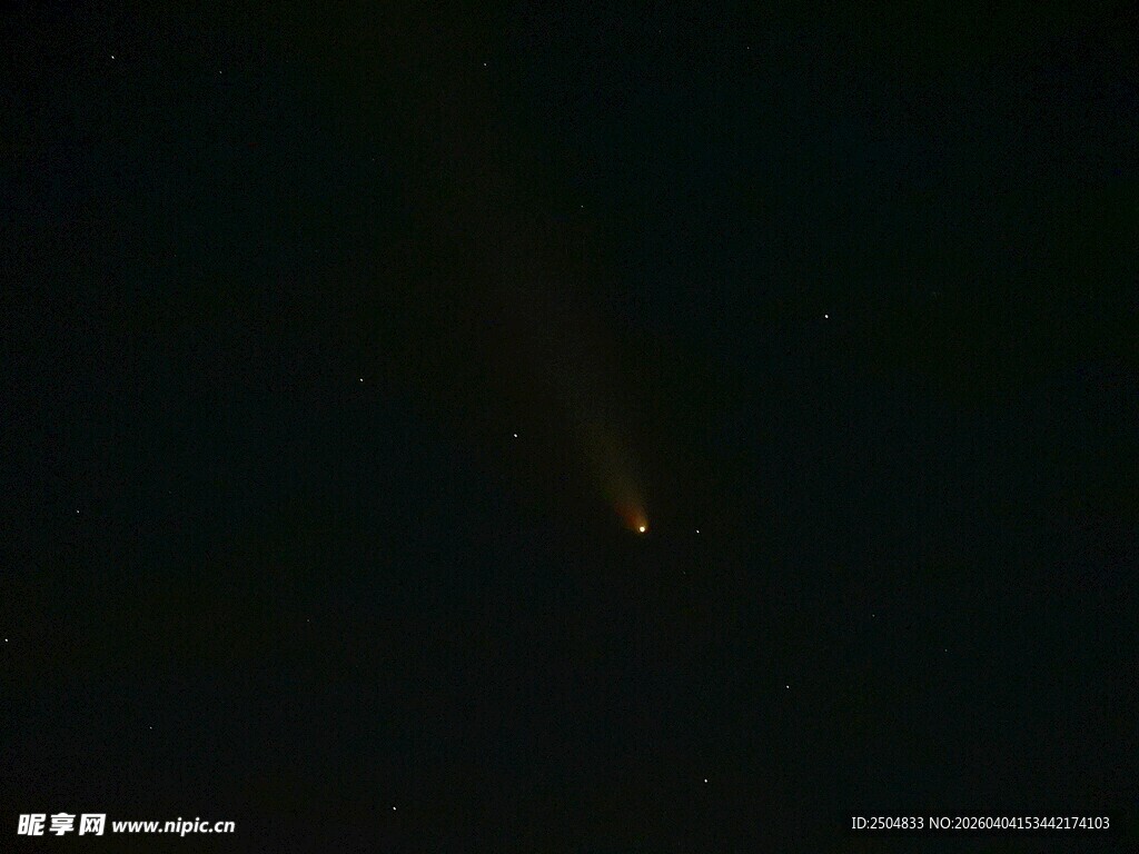 夜空中的流星亮光