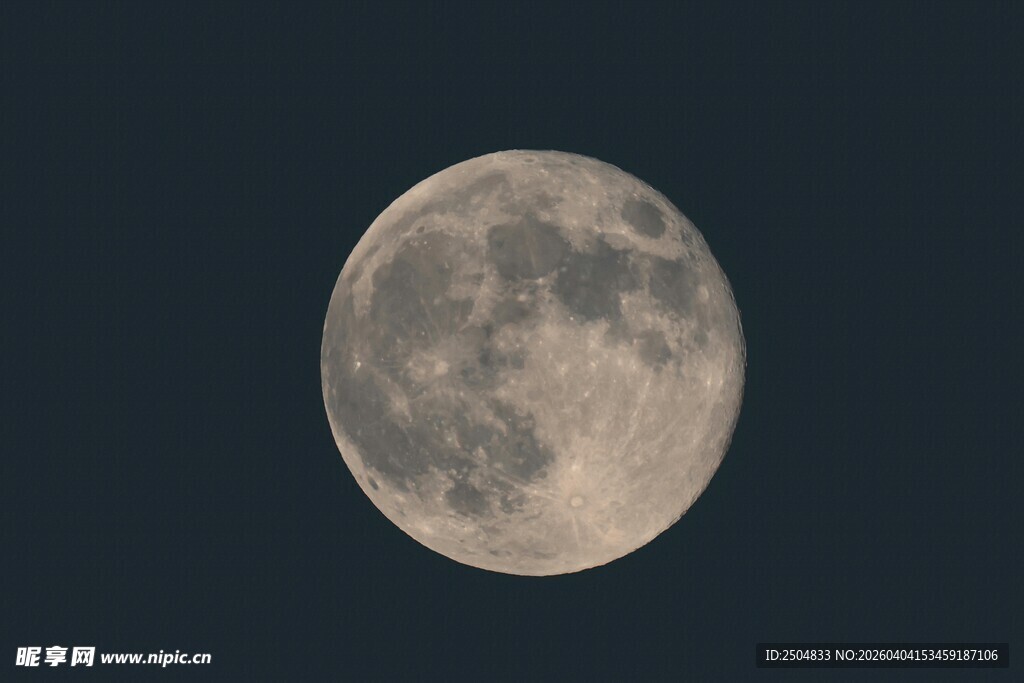夜空中的满月