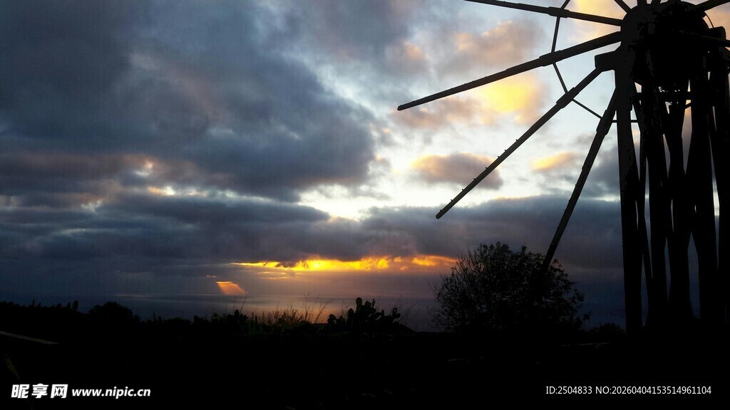夕阳下的风车剪影