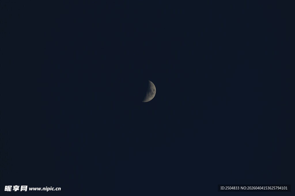 夜空中的弯弯新月