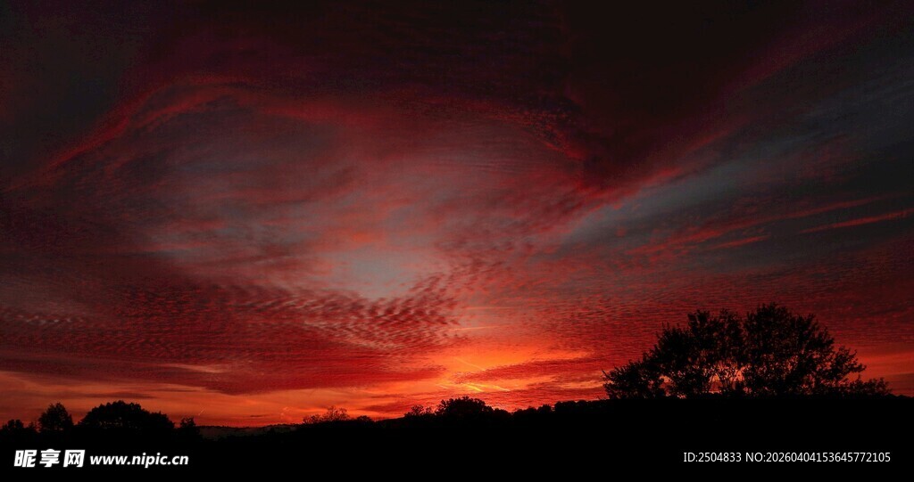 壮丽晚霞下的自然美景