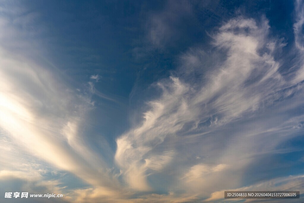 梦幻天空中的绚丽云彩
