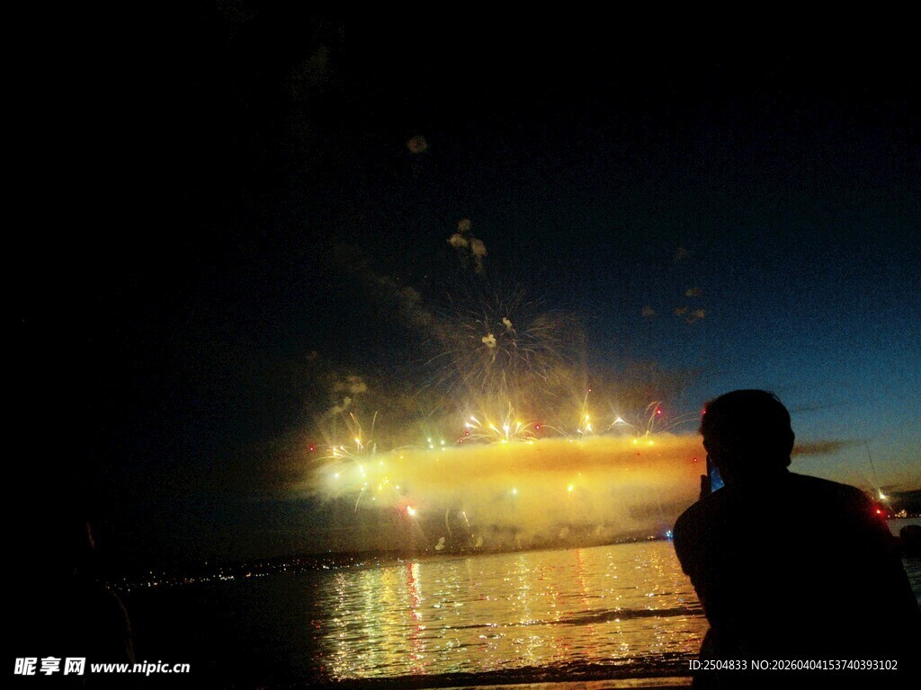 夜赏绚烂烟花的剪影