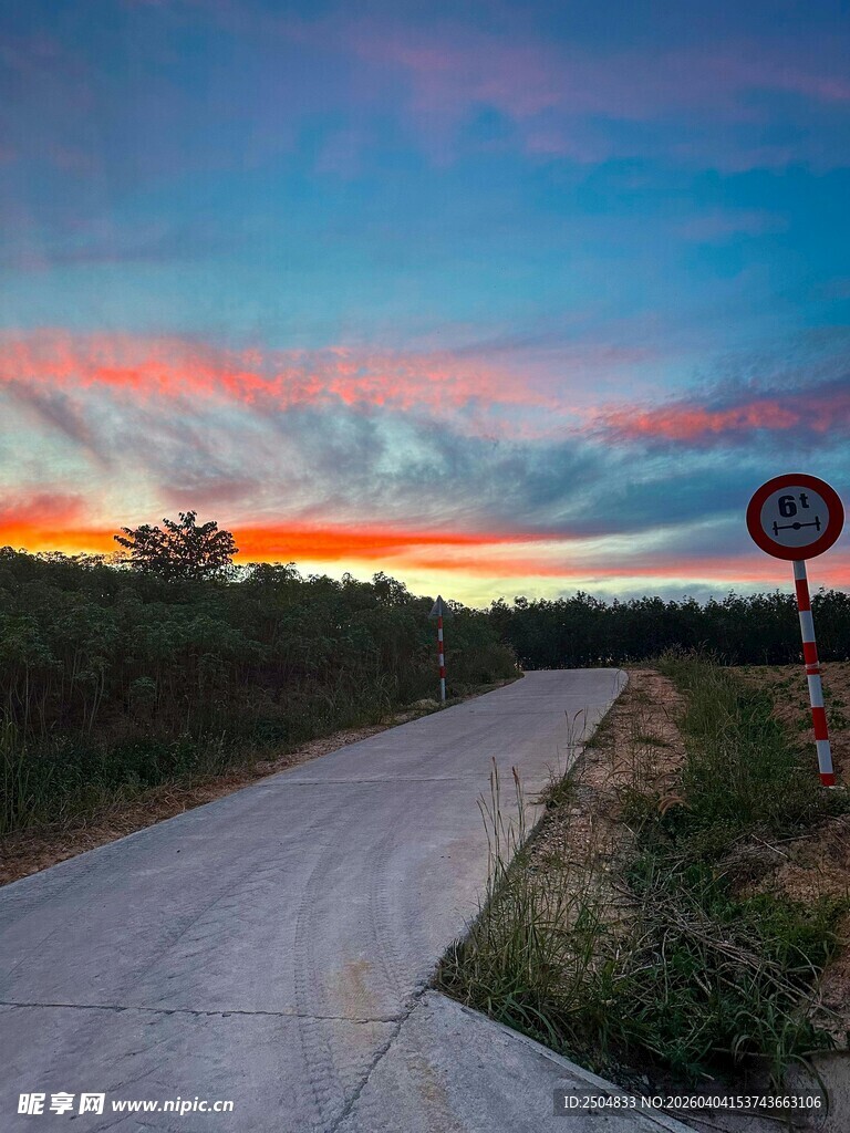 黄昏下的乡间公路风景