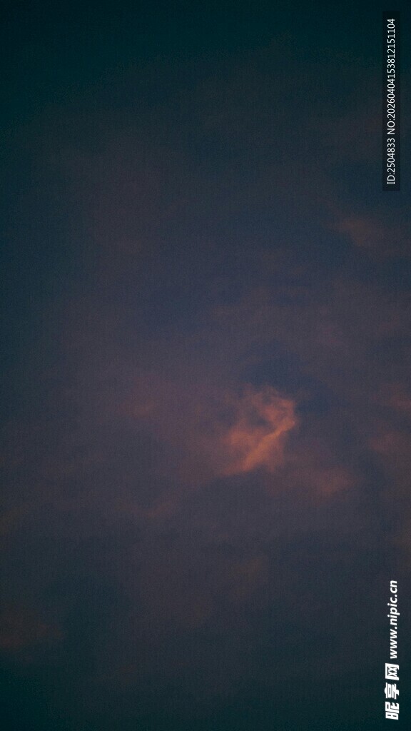 夜空中的一抹神秘云彩