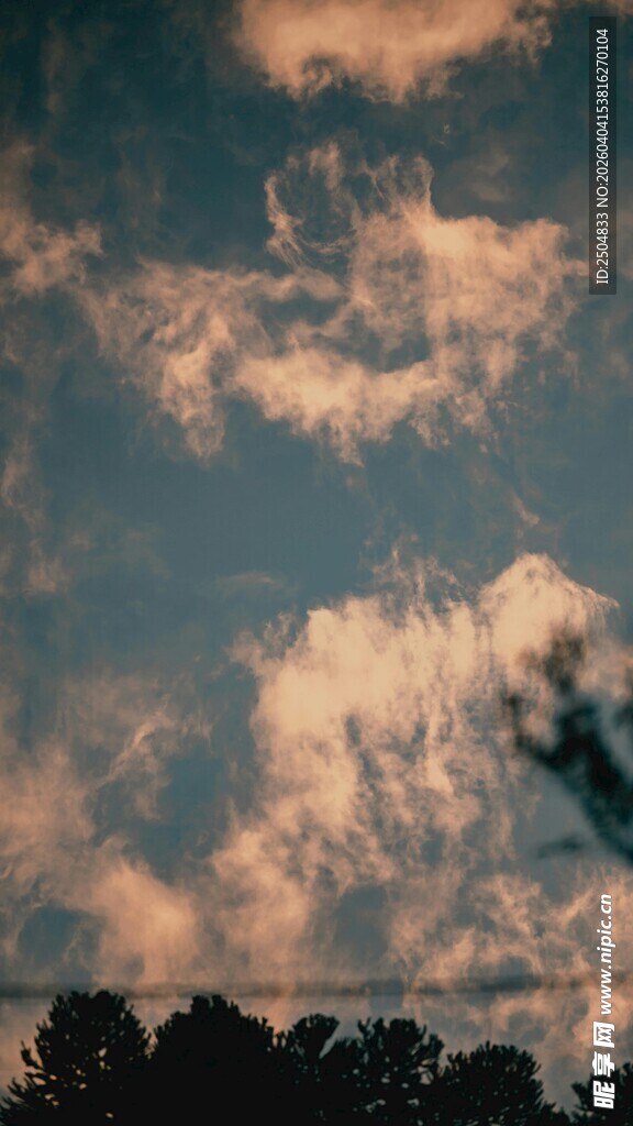 黄昏天空中的蓬松云朵