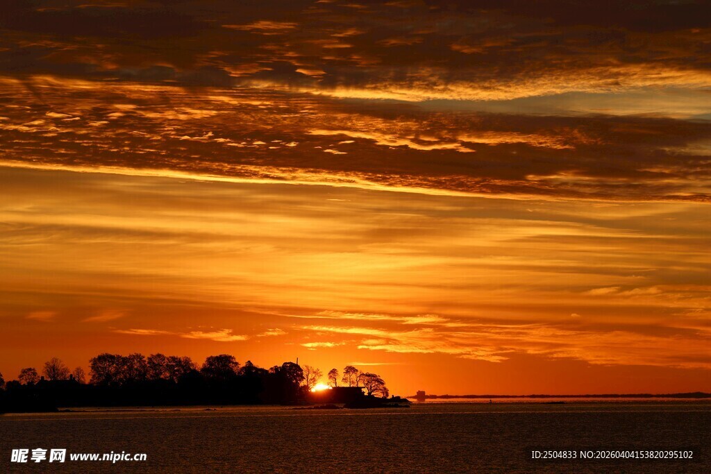 夕阳下的广阔田野美景