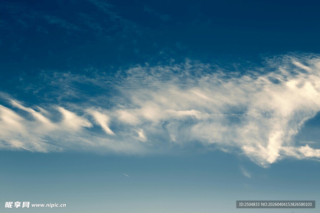 蓝天下的条状白云