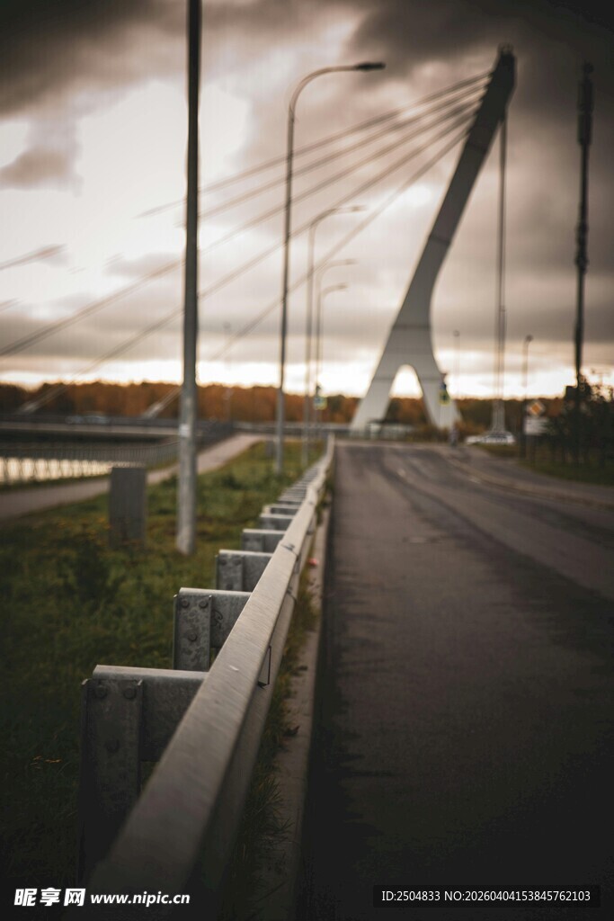 黄昏下的公路桥梁景观