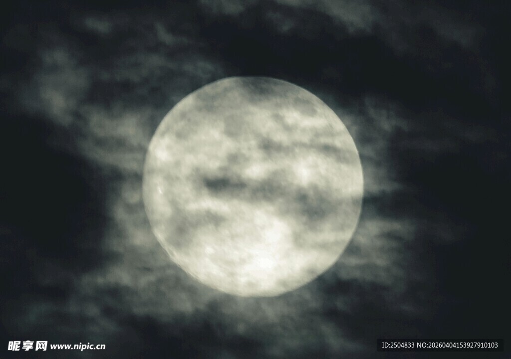 夜空中的皎洁明月