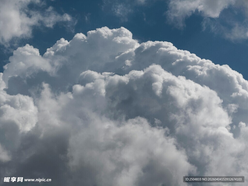 蓝天中的蓬松大朵白云