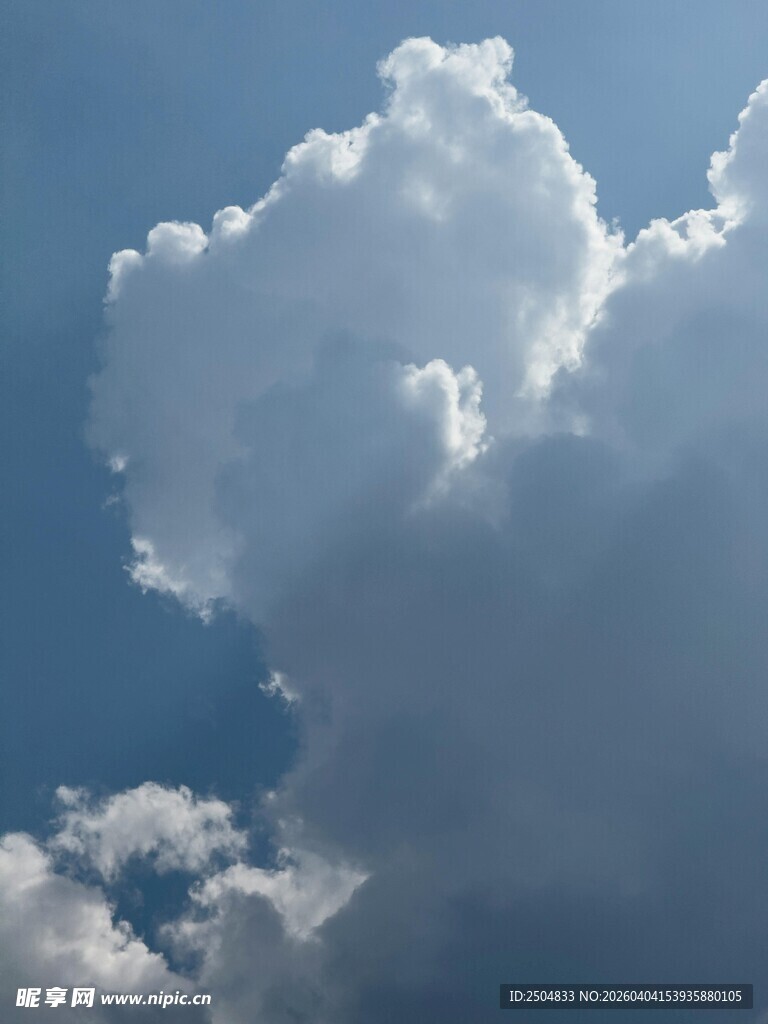 蓝天中的蓬松积云