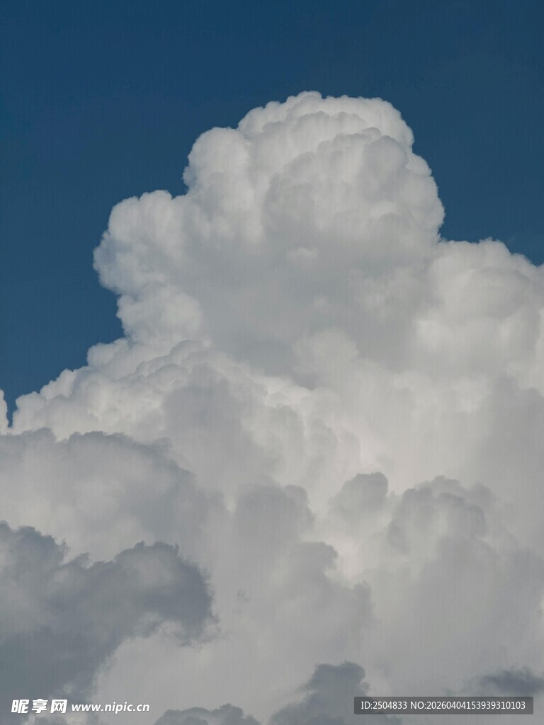 蓝天中的蓬松大朵白云