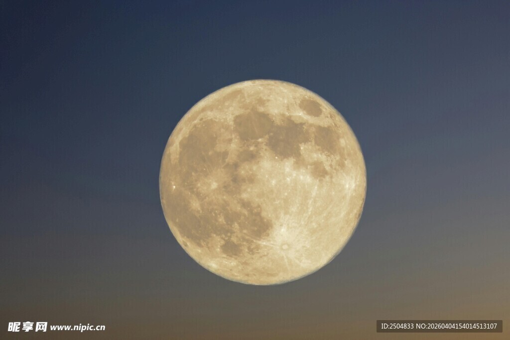 夜空中的明亮满月