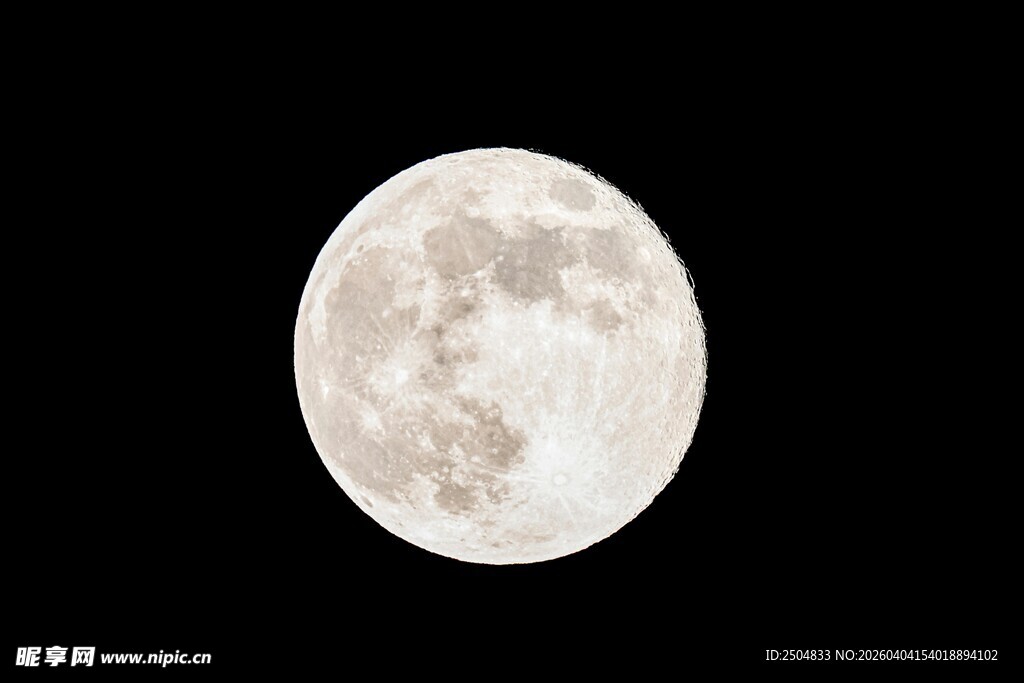 夜空中的皎洁满月