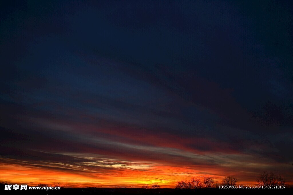 日落时分的绚烂天空