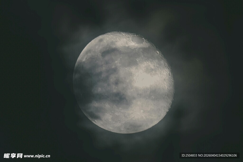 夜空中朦胧的半轮明月