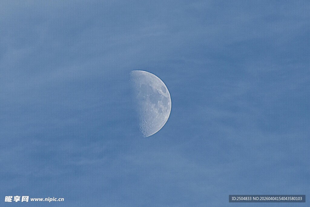 蓝天中的弯弯新月