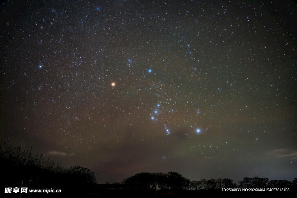 夜空繁星闪烁的美丽景象