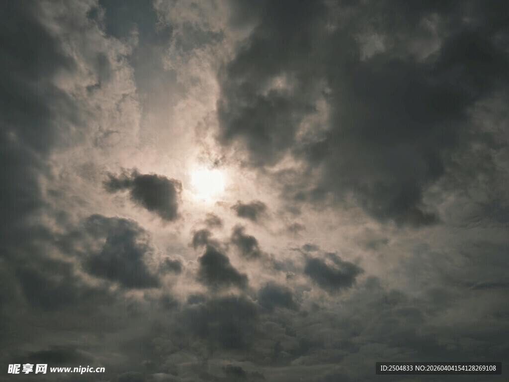 穿透云层的耀眼阳光