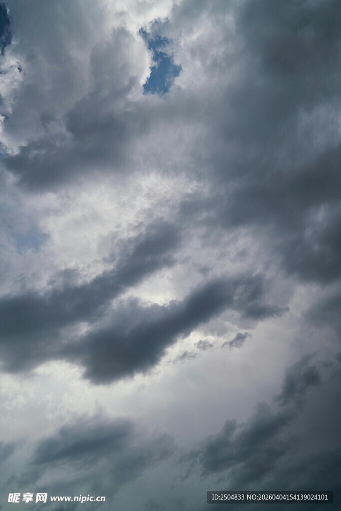 乌云密布的 沉天空