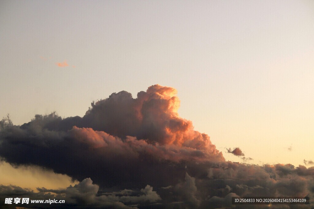 夕阳下的壮丽云朵