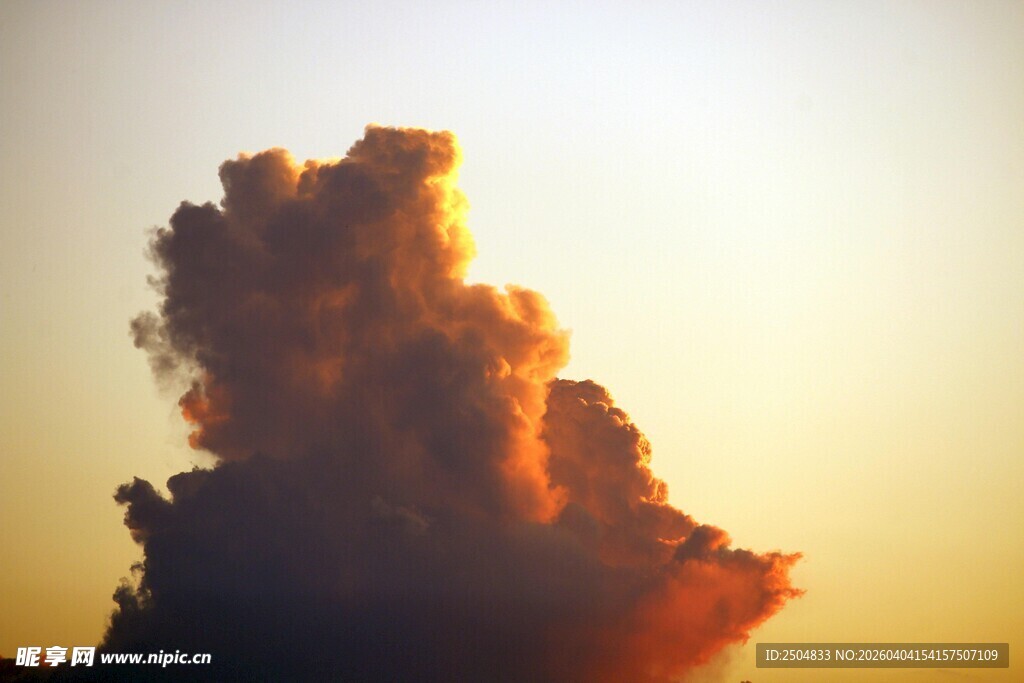 夕阳下的壮丽积雨云
