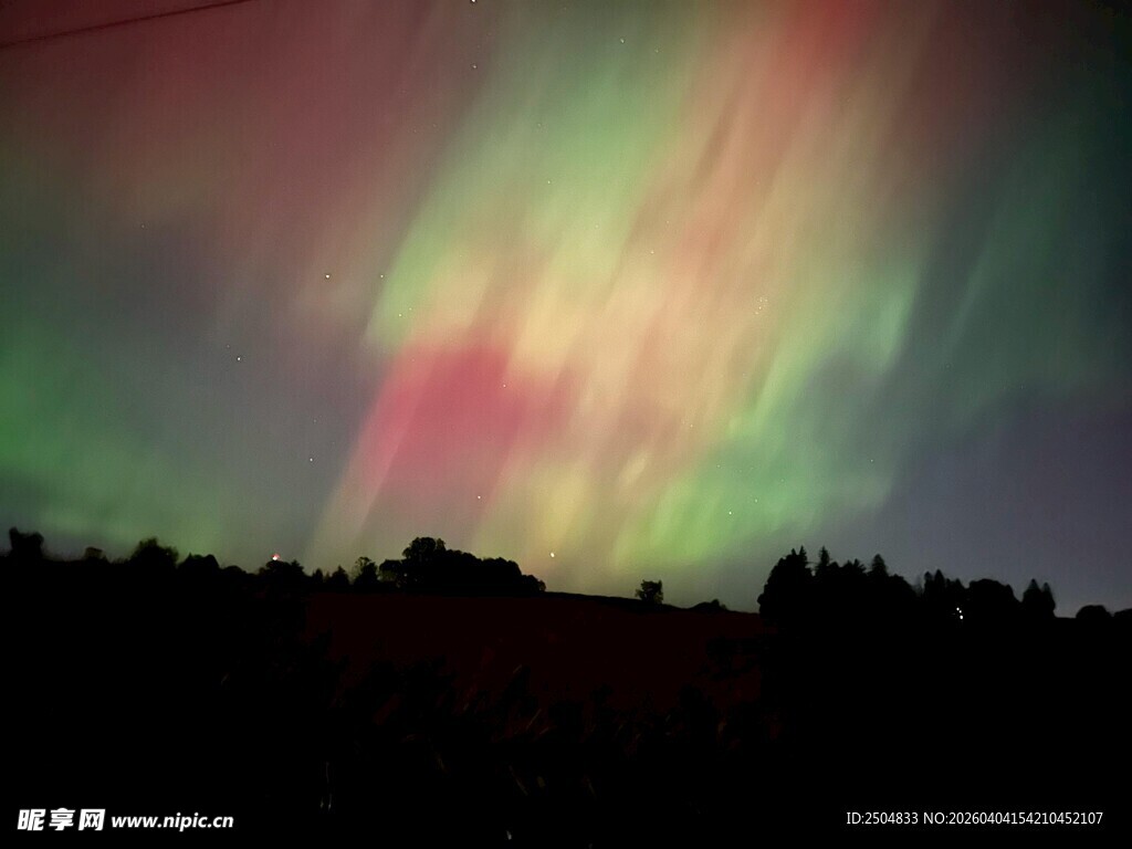 夜空中绚丽的多彩极光