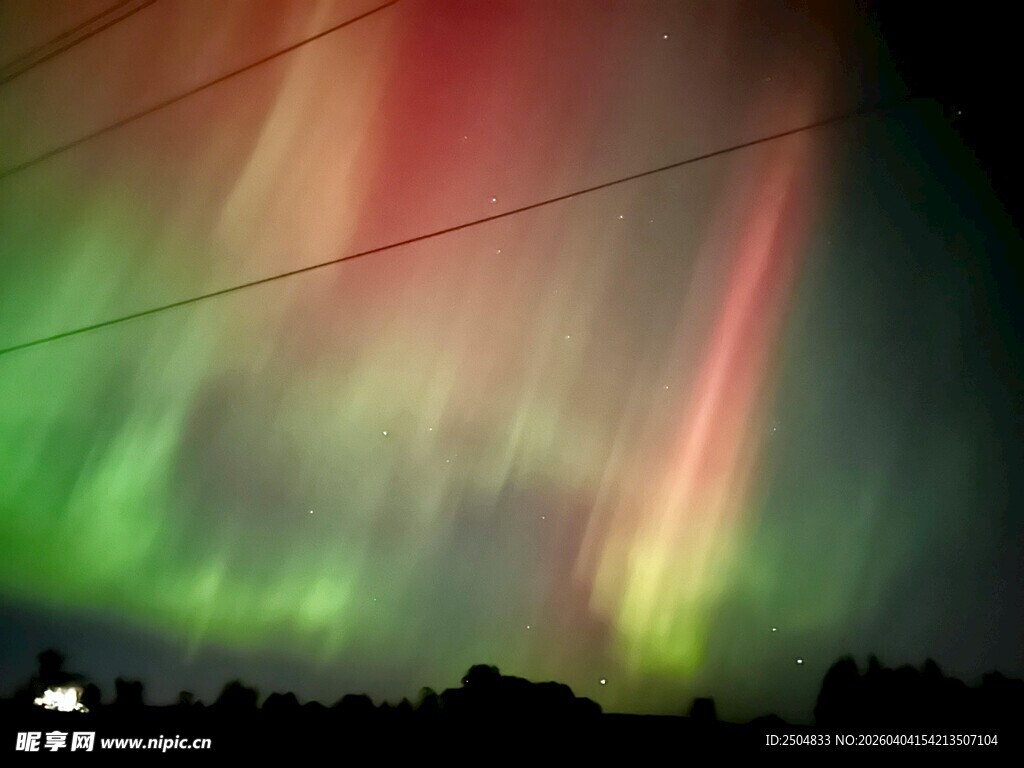 夜空中绚烂的极光美景
