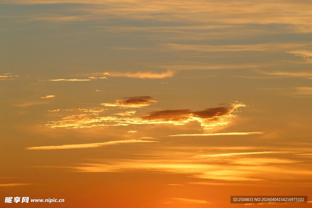 夕阳下的绚烂天空