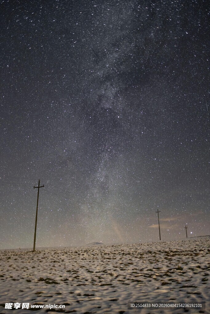 漠星空下的孤独电线杆
