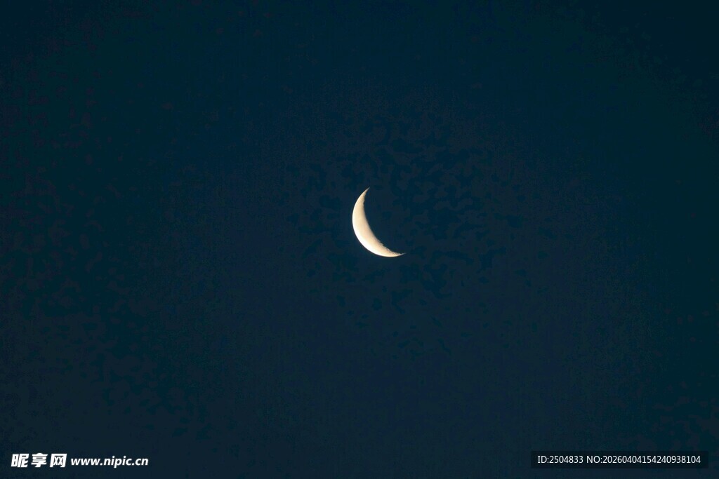 夜空中的弯弯新月