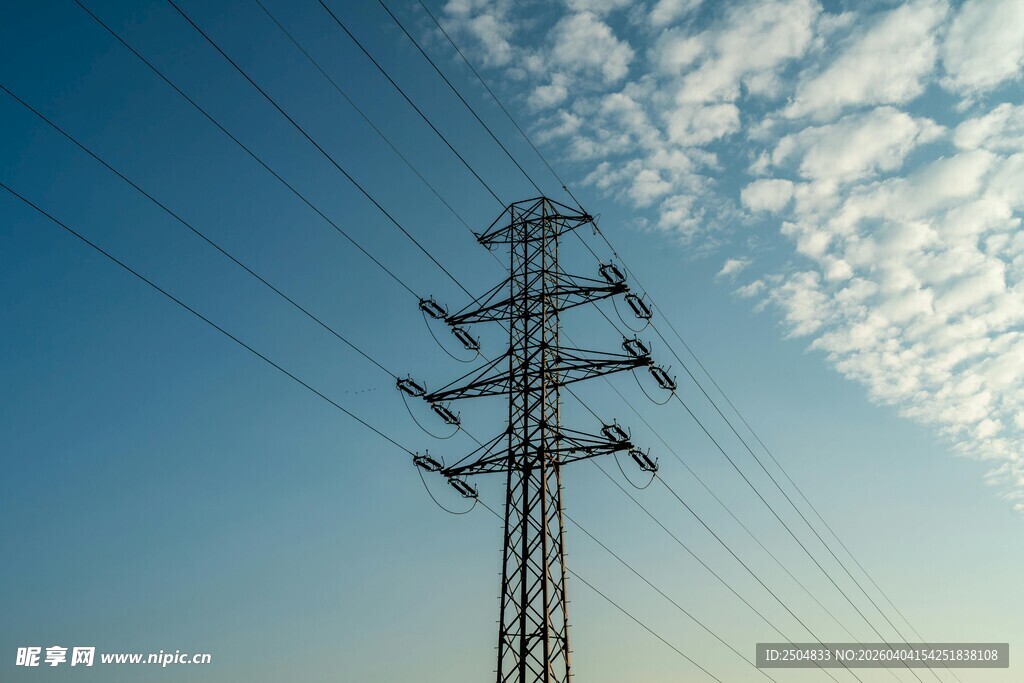 高耸电塔与蓝天白云