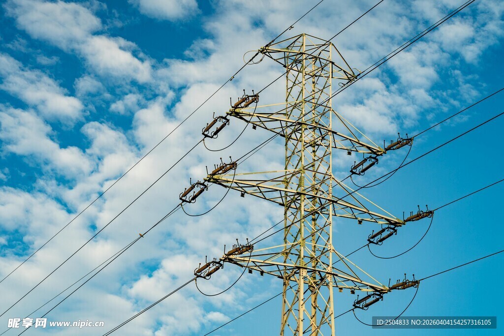 蓝天白云下的高压输电塔