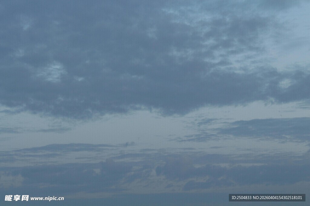 天空中飘浮的层云