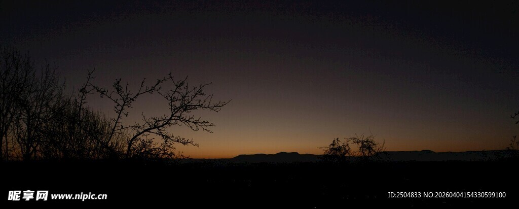 黄昏时分的静谧自然景象