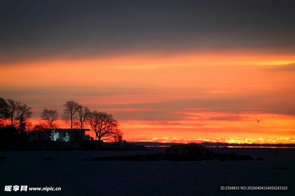 黄昏下的静谧风景